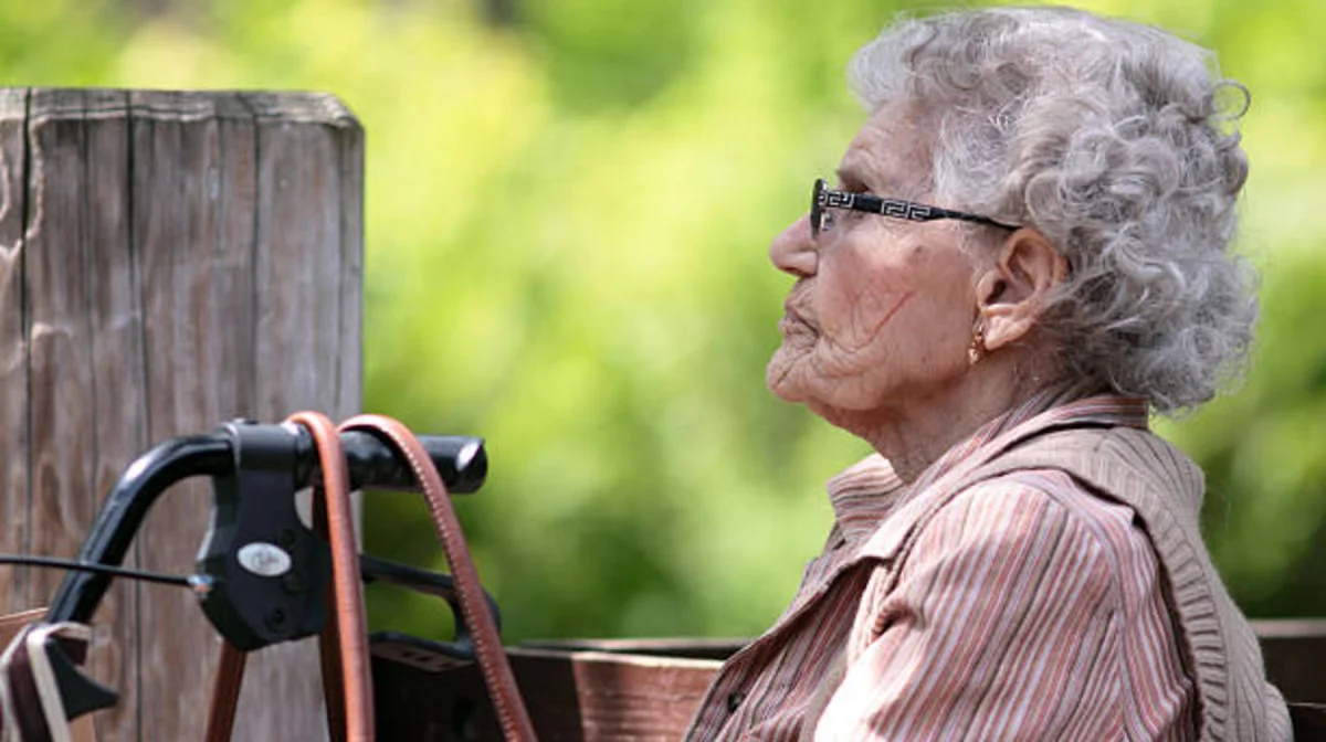 Атырау тұрғыны зейнеткердің бетіне сірке суын шашып, алтындарын ұрлап кеткен