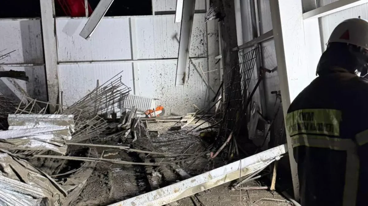 Павлодарда салынып жатқан ғимарат құлады: үйінді астынан ер адамның денесі табылды