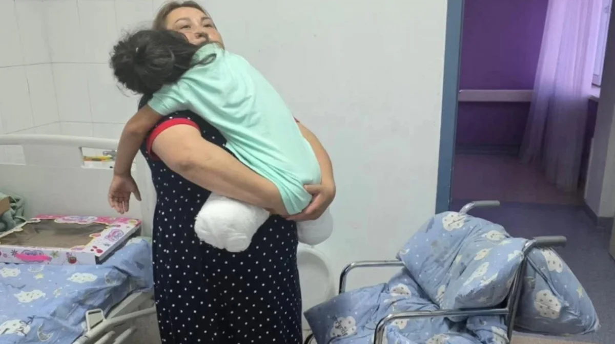 Астанада екі аяғынан айырылған 8 жасар қыздың отбасына баспана берілді