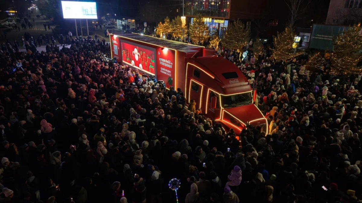 В Конаев впервые прибыл новогодний караван Coca-Cola