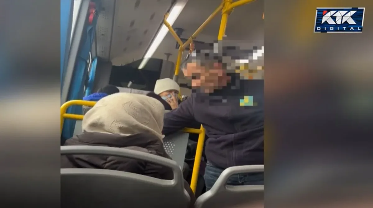 «Мәжбүр болдым»: Алматыда жүргізуші үстінен жағымсыз иіс шыққан кейуананы автобустан түсіріп жіберген