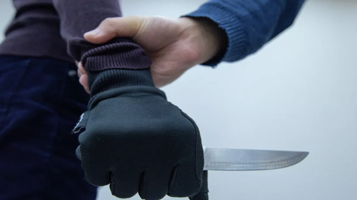 «Зардап шеккен досы арыз жазбаған»: Ақтауда ер адам досын пышақтап тастады