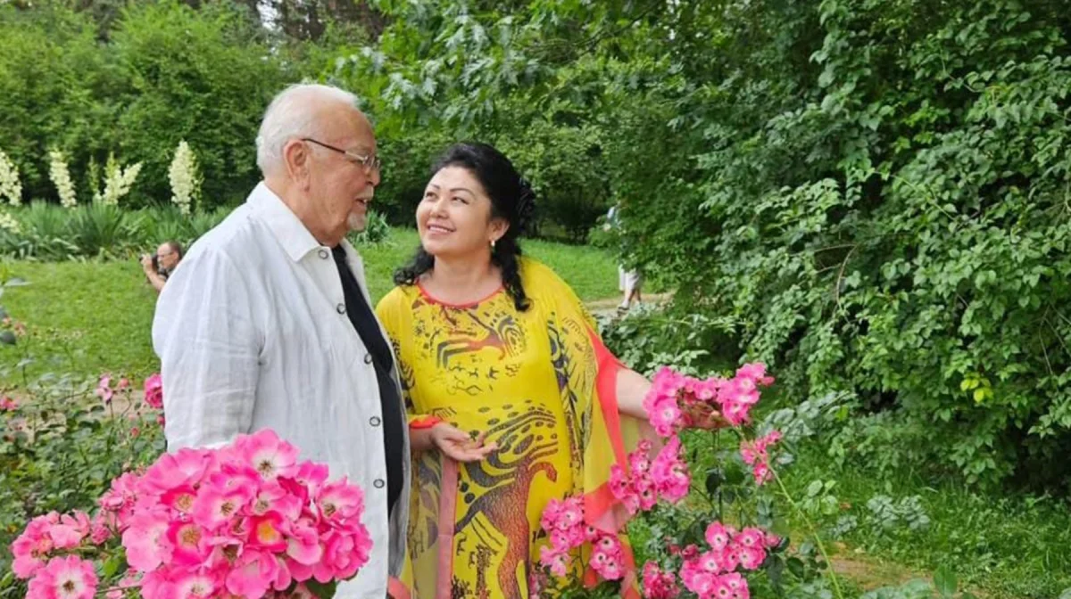 «Қанша қимасам да, ақтық сапарға шығарып салдыңыздар»: Асанәлі Әшімовтің әйелі жан тебірентерлік жазба жариялады