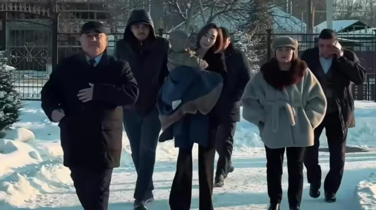 «Балам ешкімге көнбейді»: Түркістанда депутат кішкентай баласымен мектептегі санитарлық жағдайды тексерді