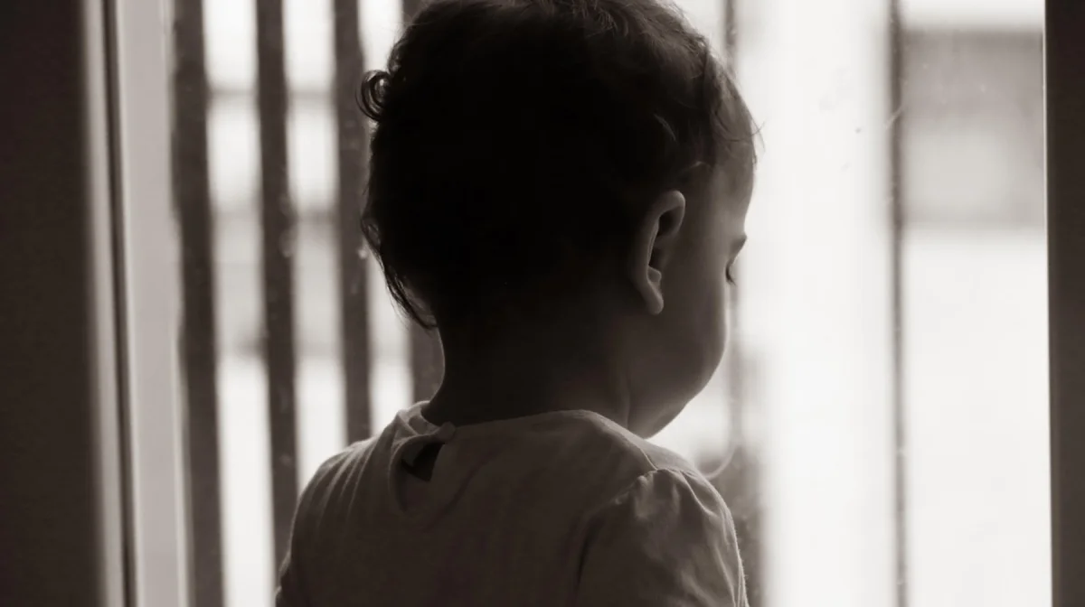 В Таразе женщина выбросила двоих малолетних детей из окна пятого этажа