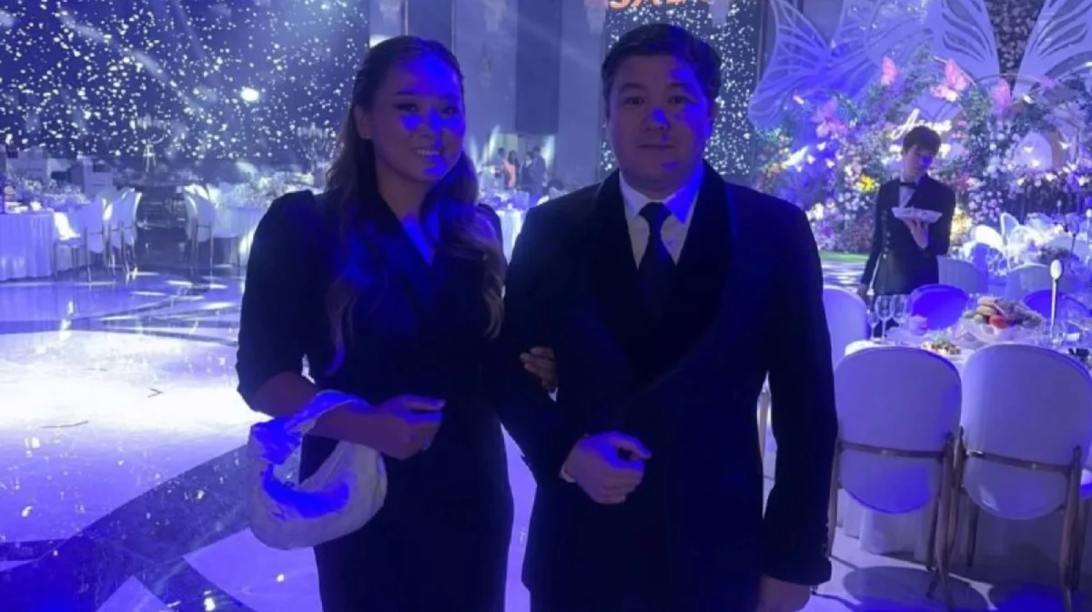 Тұрсынбек Қабатовтың тоқалы алғаш рет әзілкешпен түскен суретін жария етті