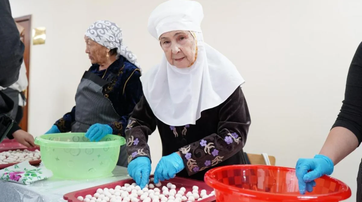 В Жетісу в День благодарности жители установили рекорд по массовому приготовлению курта