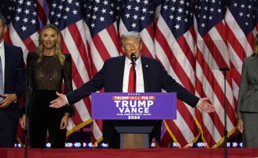 Дональда Трампа поздравляют с победой на выборах президента США