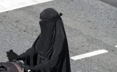 Қырғызстанда бетті бүркемелейтін киімді мәжбүрлеп кигізуге тыйым салынды