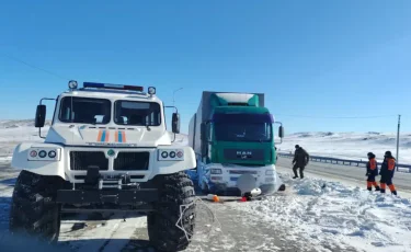 Провел пять суток на дороге: спасатели помогли водителю фуры в Жамбылской области