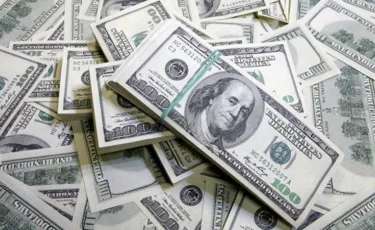 Доллар продолжает дешеветь на торгах