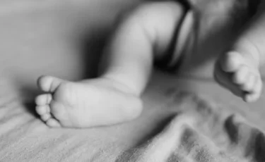 Младенца нашли в подъезде в Алматы