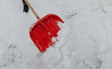 Чистила снег после операции: в Есиле умерла мать троих детей