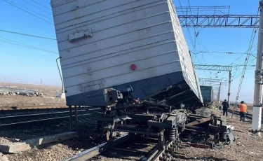 Грузовой вагон сошел с рельсов в Отаре