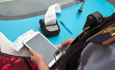 Отправлять на пересдачу и лишать прав водителей за частое нарушение ПДД предложили в Сенате