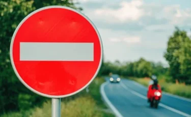 Дорожные знаки на 1,35 млн тенге украли с республиканских трасс в Казахстане