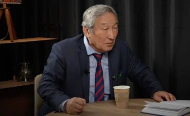 «Төбе шашы тік тұрды»: Құлбек Ергөбек өзбекстандық жазушының отбасына қалай үй алып берді?