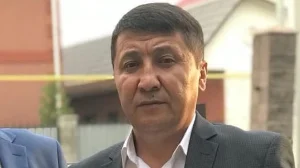 «Ерлігі үшін»: Әуежайда жанқиярлығымен көзге түскен ер адам марапатталды