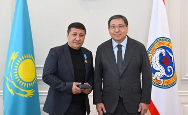 Герою из аэропорта Алматы вручили медаль по поручению президента