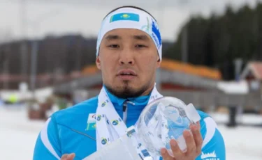 Историческая победа: Казахстанский пара биатлонист выиграл Хрустальный глобус