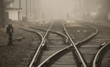 Поезд столкнулся с машиной на юге Казахстана