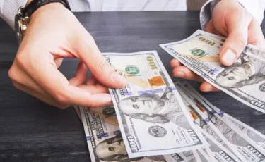 Шетелдік демеушілерден ақша алған кімдер? 200-ден аса адамнің тізімі жарияланды