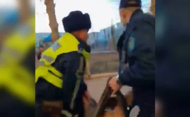 Полицейлер түтін басқан пәтерден ер адам мен баланы құтқарды (ВИДЕО)