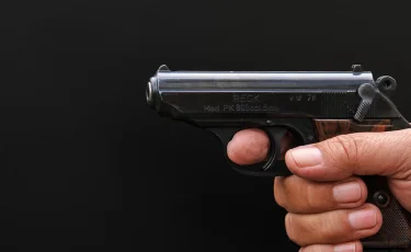 Полицейский из Актобе выстрелил в знакомого из табельного оружия