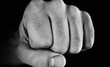 В Темиртау подростки ворвались в дом пенсионера и жестоко избили его