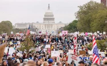 Қолыңды тарт! АҚШ-та Трамп пен Маскқа қарсы көтеріліс өтті