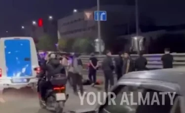 Алматыда мотоцикл жүргізушісінің кесірінен екі жұмысшы ажал құшты