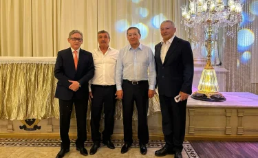 Экс-премьер Серік Ахметов тойда төбе көрсетті