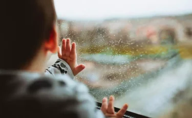 Жағдайы ауыр: Павлодарда 2 жасар сәби бесінші қабаттан құлап кетті