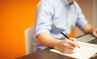 Госслужащие Казахстана постепенно переходят на новый рабочий график