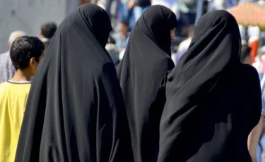 «Жасөспірім қыздарын лаңкестерге күйеуге бермек болған»: Сирияға баруға үгіттеген әйел сотталды