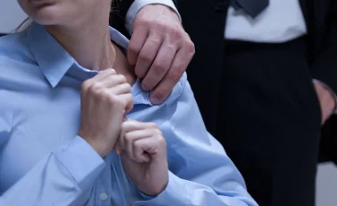 Жұмыс орнында әріптесіне қырындағандар заң бойынша жазаланбақ