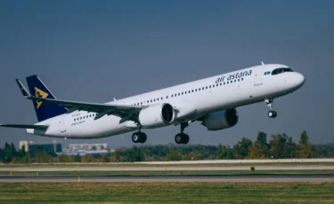 «Болмашы сызат»: Air Astana ұшақтың жүк бөлігіндегі жарықшаққа қатысты мәлімдеме жасады