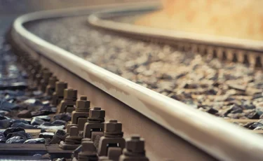 Трактор столкнулся с поездом в Костанайской области, водитель погиб