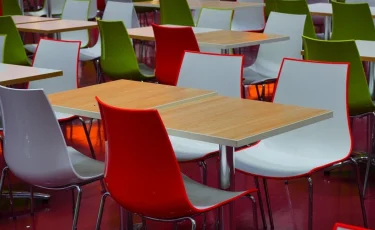 Оқушылар жаппай уланған: Маңғыстауда мектеп асханасына жауапты кәсіпкер сотталды