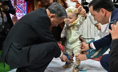 Генсек компартии Вьетнама перерезал путы малышу в Астане