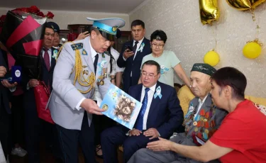 Алматы облысының әкімі қос ардагерге пәтер кілтін табыстады