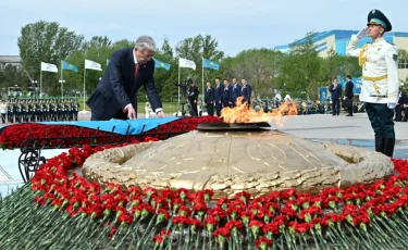 Токаев возложил цветы к монументу «Отан Ана»