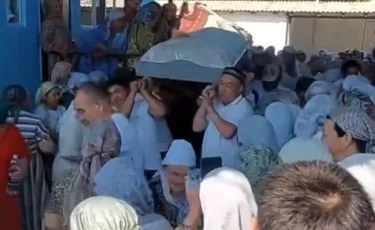 103 жасында көз жұмған кейуананы ақтық сапарға ақша шашып шығарып салған