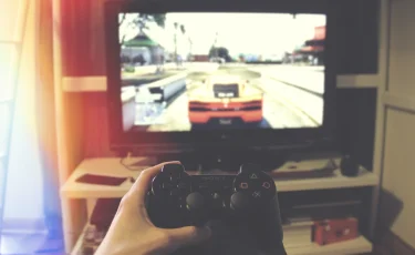 Дети стали мишенью мошенников: банковские карты выманивают через онлайн-игры