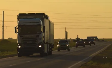 Грузовики топчут бюджет: депутат требует штрафовать и водителей, и отправителей
