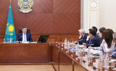 Олжас Бектенов сарапшылармен экономиканың даму мәселелерін талқылады