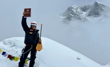 «Конституция – заңдардың шыңы»: альпинист Ата заңды Гималайдың төбесіне көтерді