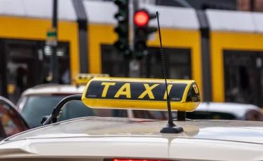 Депутат предлагает ограничить комиссию агрегаторов такси и снизить цены для казахстанцев