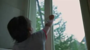 Павлодарда 5 жасар қыз терезеден құлап кетті