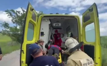 Талғарда квадроцикл тізгіндеген қыз жардан құлады